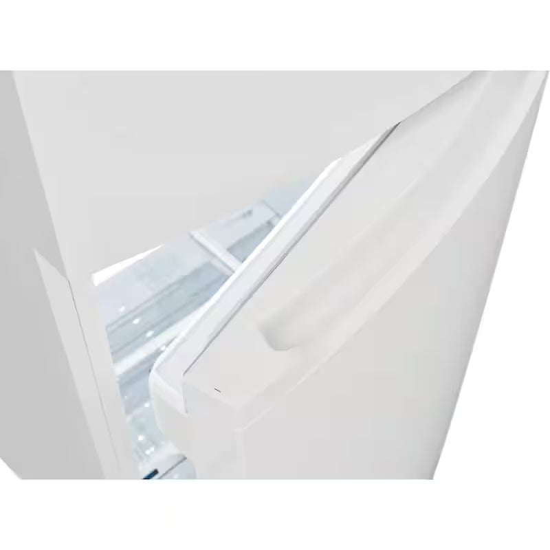 Top Freezer Refrigerator in White R6818
